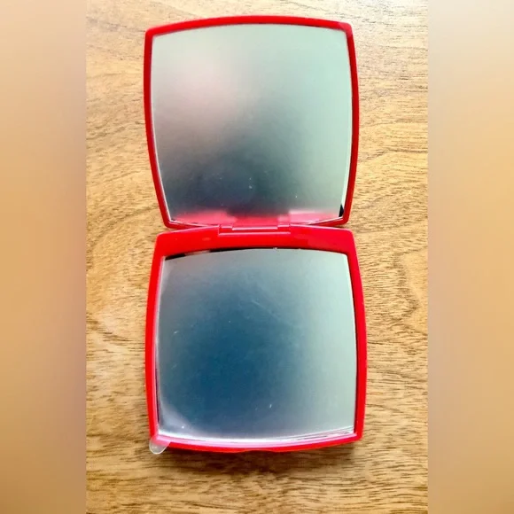 Chanel RED Miroir Double Facettes Double Mirror 
Mirror Duo

NEW in Box. - Picture 9 of 10